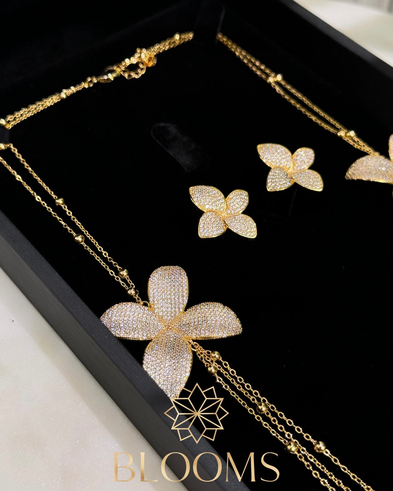 Trendy Flower Gold Set