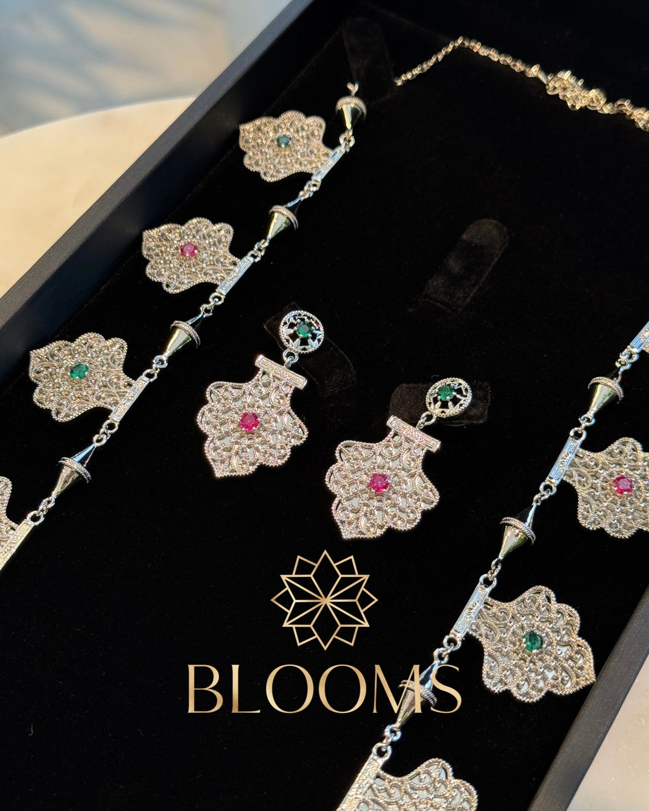 Kadi Long necklace With earrings