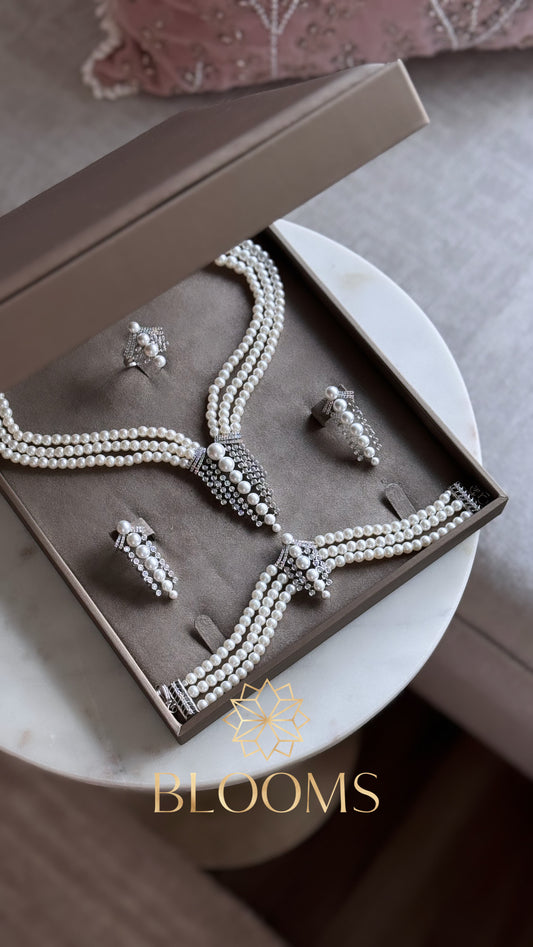 Ashly Pearls Set